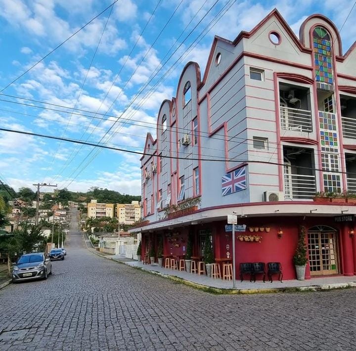No terceiro dia, bem no centro da cidade, curta o Pub Rock Hotel, no