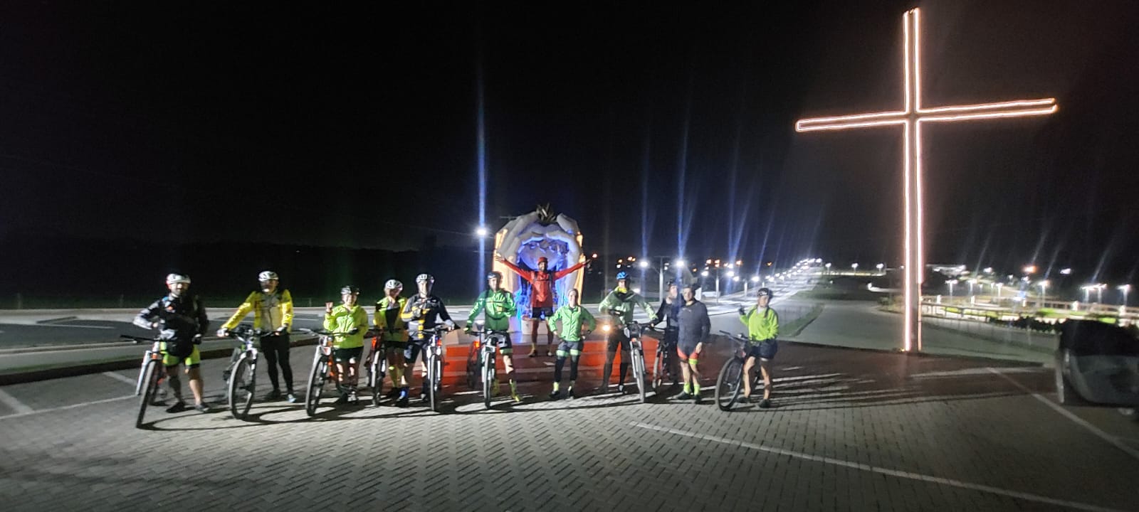 Featured image for “Grupo de treze ciclistas completa o circuito  do Caminho Sagrado após cerca de 10 horas”